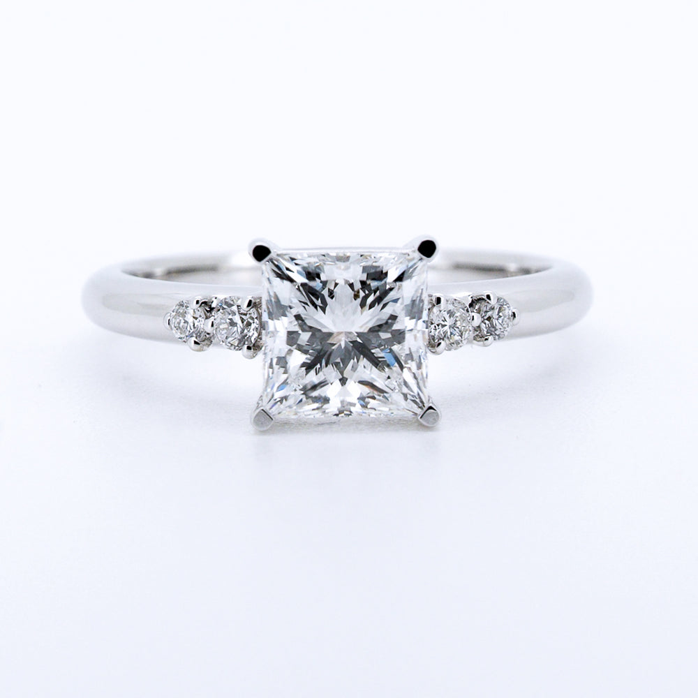 Anillo de Compromiso Corte Princess en Oro Blanco 14k con Diamante de Laboratorio 1ct y Piedras Laterales