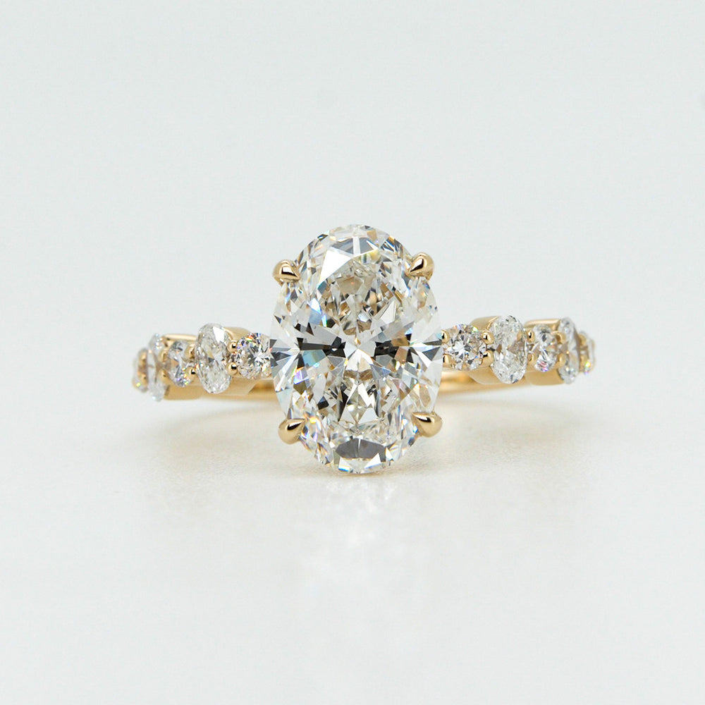 Anillo de Compromiso Oval 2ct con Piedras Laterales - Oro 14K Diamante de Laboratorio