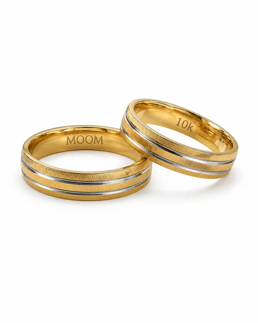 Par de argollas de matrimonio de oro amarillo 10k con acabado cepillado y dos líneas en tono blanco