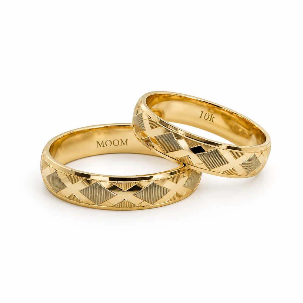 Par de argollas de matrimonio de oro amarillo 10k con diseño geométrico de cruces y rombos