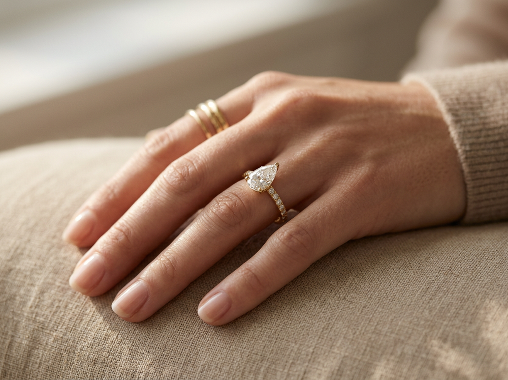Anillo de Compromiso Pavé de Oro 14k con Diamante Corte Pera (vista 2)