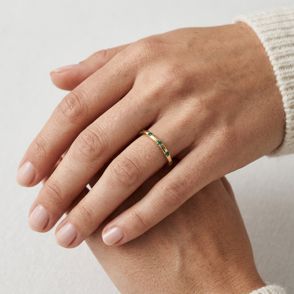 Anillo de Oro Amarillo 14k con Esmeraldas en Bisel