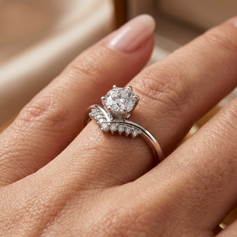 Anillo de Compromiso de Oro Blanco 14k con Diamante de Laboratorio Redondo de 1 ct y Banda Chevron