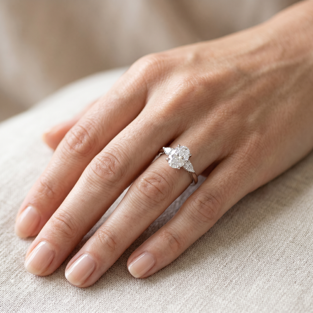 Anillo de Compromiso de Oro Blanco 14k con Diamante de Laboratorio Oval de 1 ct y Piedras Laterales Corte Pera