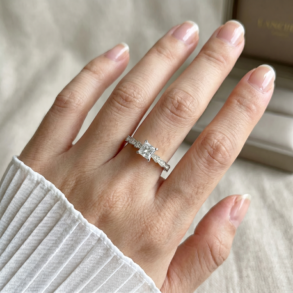 Anillo de Compromiso de Oro Blanco 14k con Diamante de Laboratorio Princess de 1 ct y Diamantes Laterales