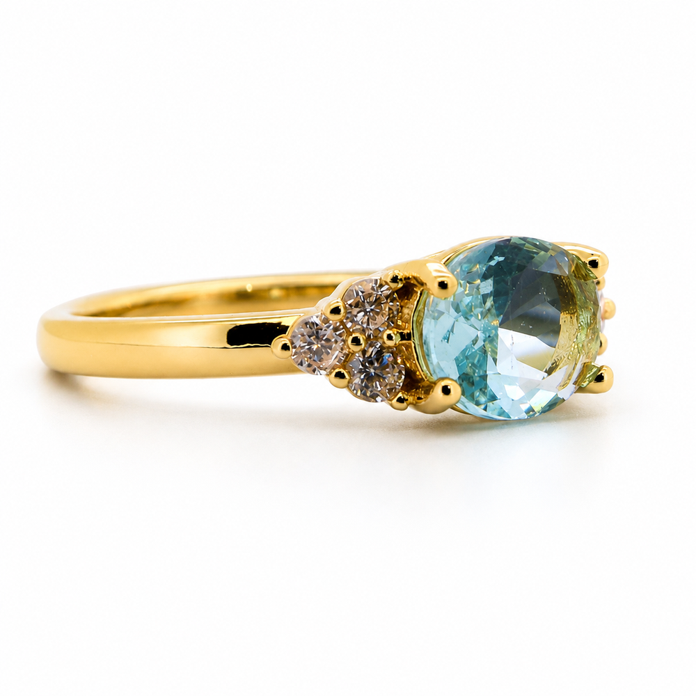 Anillo de Compromiso de Oro Amarillo 14k con Diamante de Laboratorio Ovalado y Piedras Laterales