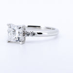 Anillo de Compromiso Corte Princess en Oro Blanco 14k con Diamante de Laboratorio 1ct y Piedras Laterales (vista 2)