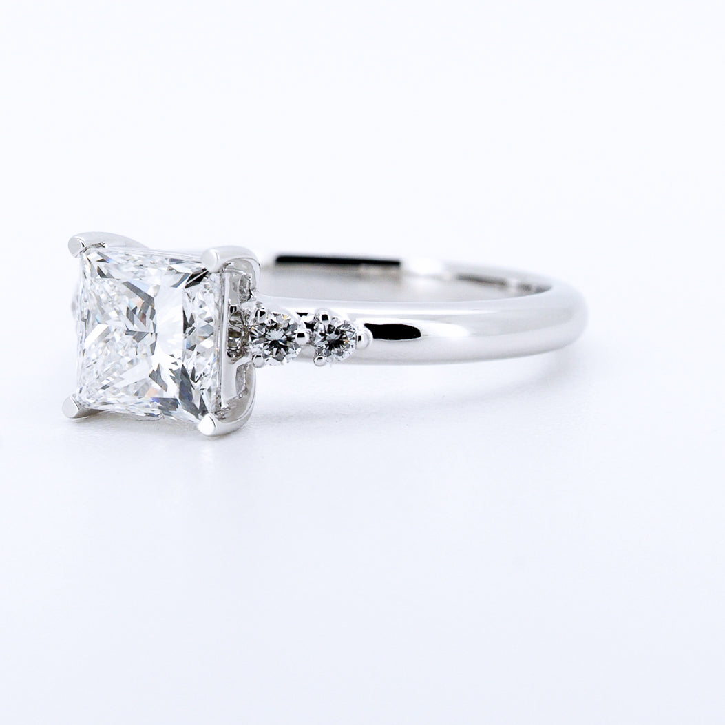 Anillo de Compromiso Corte Princess en Oro Blanco 14k con Diamante de Laboratorio 1ct y Piedras Laterales (vista 2)