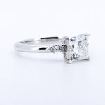 Anillo de Compromiso Corte Princess en Oro Blanco 14k con Diamante de Laboratorio 1ct y Piedras Laterales (vista 4)