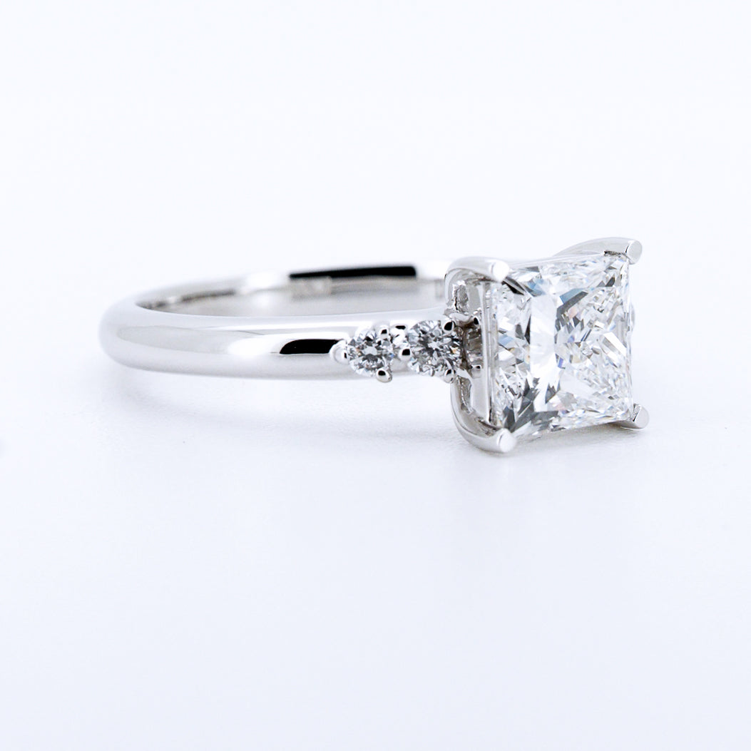 Anillo de Compromiso Corte Princess en Oro Blanco 14k con Diamante de Laboratorio 1ct y Piedras Laterales (vista 4)