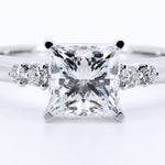 Anillo de Compromiso Corte Princess en Oro Blanco 14k con Diamante de Laboratorio 1ct y Piedras Laterales (vista 6)