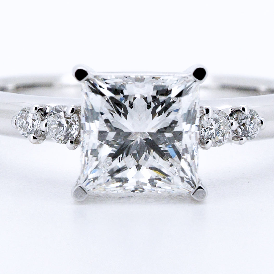 Anillo de Compromiso Corte Princess en Oro Blanco 14k con Diamante de Laboratorio 1ct y Piedras Laterales (vista 6)