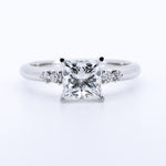 Anillo de Compromiso Corte Princess en Oro Blanco 14k con Diamante de Laboratorio 1ct y Piedras Laterales