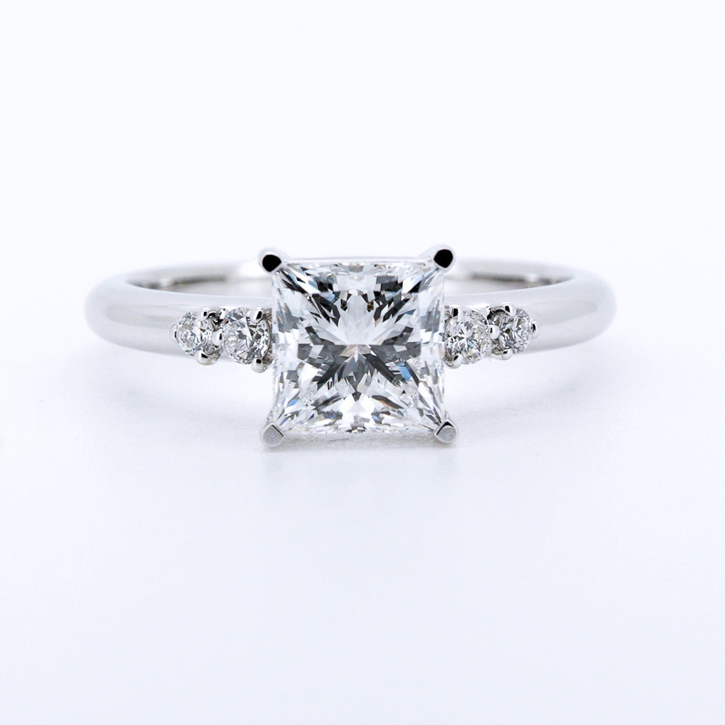 Anillo de Compromiso Corte Princess en Oro Blanco 14k con Diamante de Laboratorio 1ct y Piedras Laterales