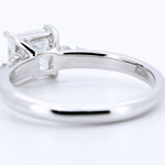 Anillo de Compromiso Corte Princess en Oro Blanco 14k con Diamante de Laboratorio 1ct y Piedras Laterales (vista 5)