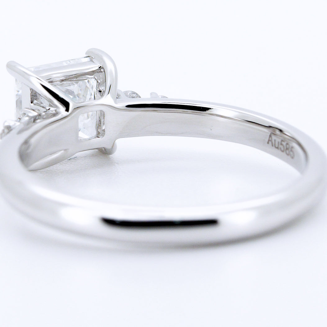 Anillo de Compromiso Corte Princess en Oro Blanco 14k con Diamante de Laboratorio 1ct y Piedras Laterales (vista 5)