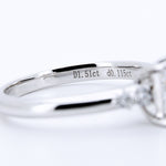 Anillo de Compromiso Corte Princess en Oro Blanco 14k con Diamante de Laboratorio 1ct y Piedras Laterales (vista 3)
