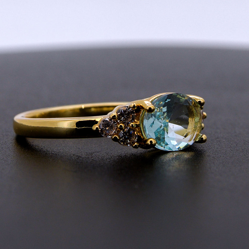 Anillo de oro 14k diamante de laboratorio oval, piedras laterales (vista 2)