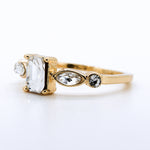 Anillo de Compromiso Esmeralda en Oro Amarillo 14k con Diamante de Laboratorio 1ct y Piedras Laterales (vista 2)