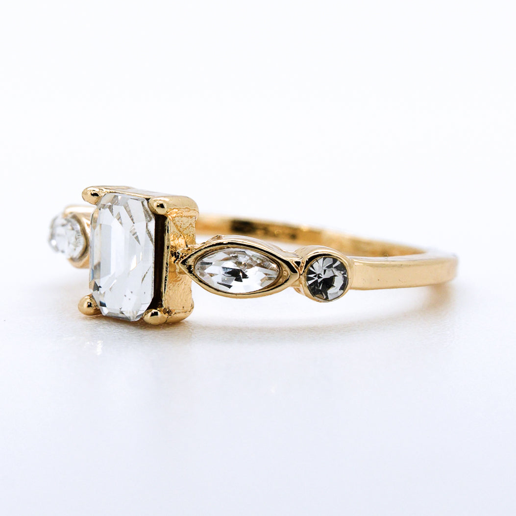 Anillo de Compromiso Esmeralda en Oro Amarillo 14k con Diamante de Laboratorio 1ct y Piedras Laterales (vista 2)