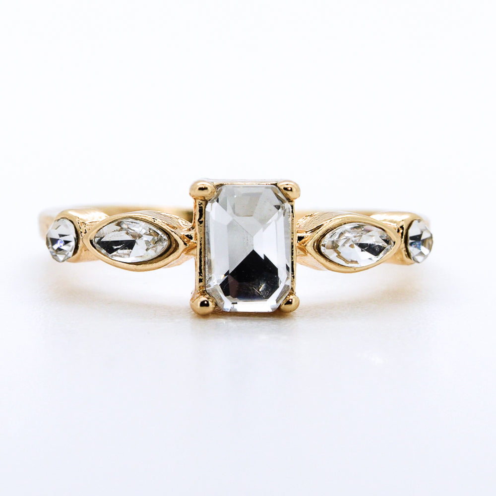 Anillo de Compromiso Esmeralda en Oro Amarillo 14k con Diamante de Laboratorio 1ct y Piedras Laterales (vista 3)