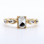 Anillo de Compromiso Esmeralda en Oro Amarillo 14k con Diamante de Laboratorio 1ct y Piedras Laterales (vista 3)