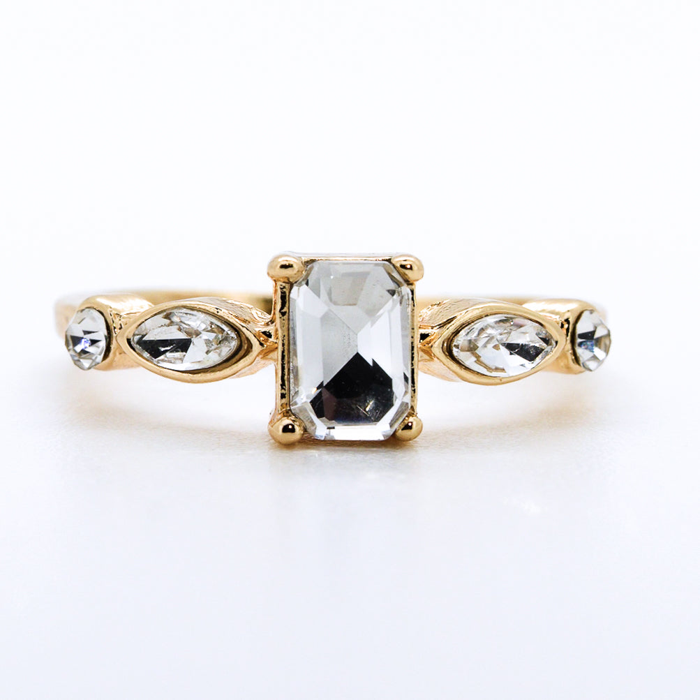 Anillo de Compromiso Esmeralda en Oro Amarillo 14k con Diamante de Laboratorio 1ct y Piedras Laterales (vista 3)