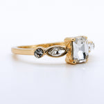 Anillo de Compromiso Esmeralda en Oro Amarillo 14k con Diamante de Laboratorio 1ct y Piedras Laterales (vista 4)
