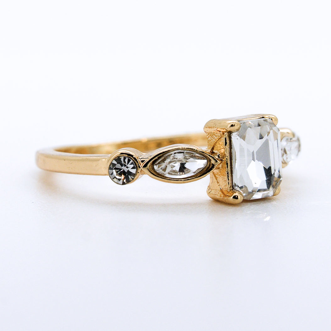 Anillo de Compromiso Esmeralda en Oro Amarillo 14k con Diamante de Laboratorio 1ct y Piedras Laterales (vista 4)