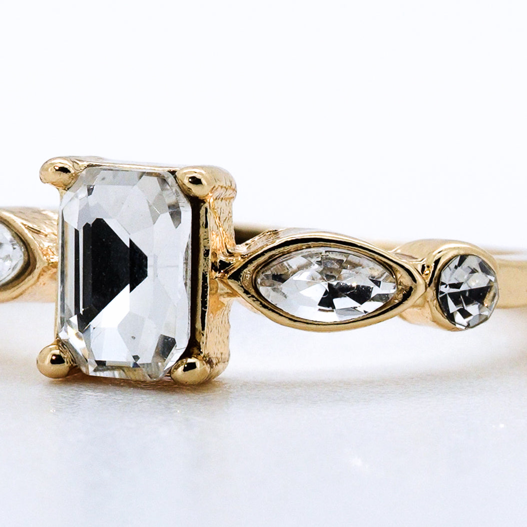 Anillo de Compromiso Esmeralda en Oro Amarillo 14k con Diamante de Laboratorio 1ct y Piedras Laterales (vista 5)