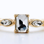 Anillo de Compromiso Esmeralda en Oro Amarillo 14k con Diamante de Laboratorio 1ct y Piedras Laterales