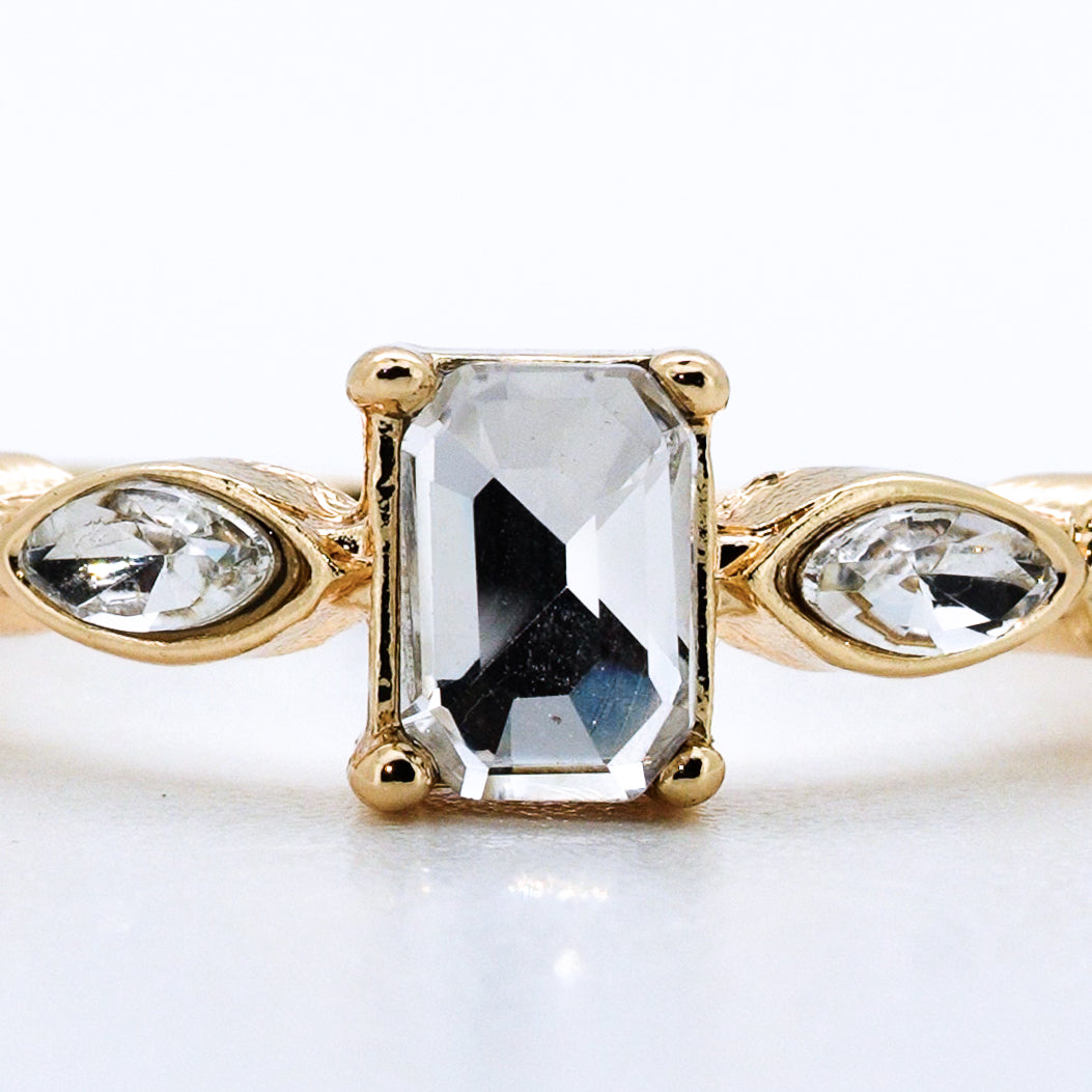 Anillo de Compromiso Esmeralda en Oro Amarillo 14k con Diamante de Laboratorio 1ct y Piedras Laterales