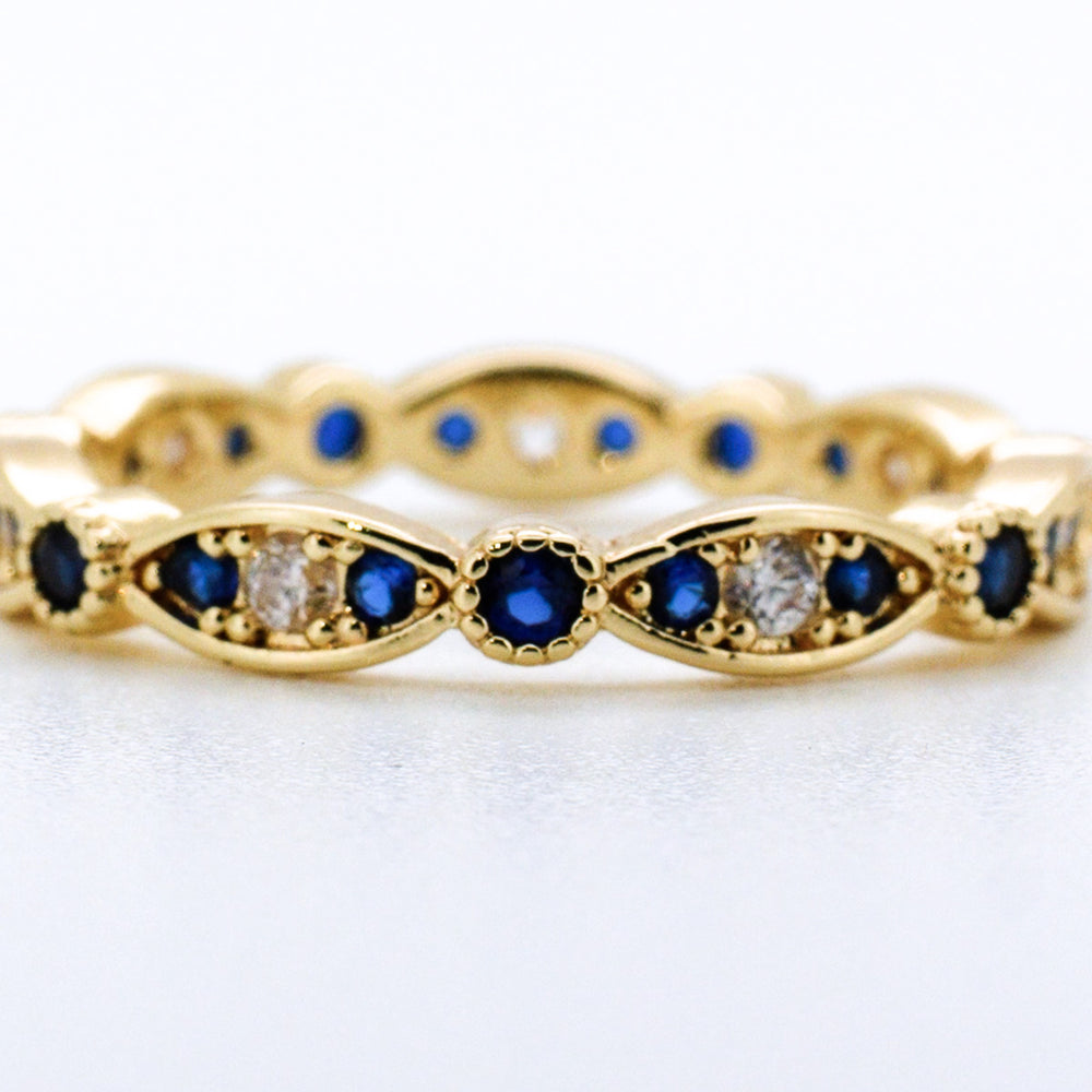 Anillo de oro 14k con diamantes de laboratorio y zafiros azules