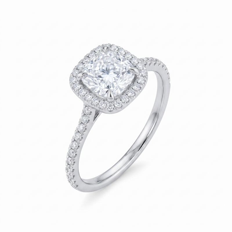 Anillo de Compromiso de Oro Blanco 14k con Diamante de Laboratorio Cushion de 1 ct, Halo y Banda Pavé