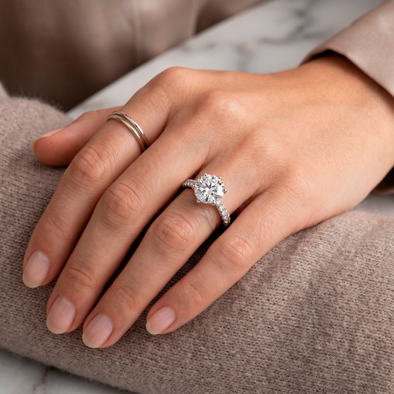 Anillo de Compromiso de Oro Blanco 14k con Diamante de Laboratorio Redondo de 1 ct y Banda Pavé Delgada