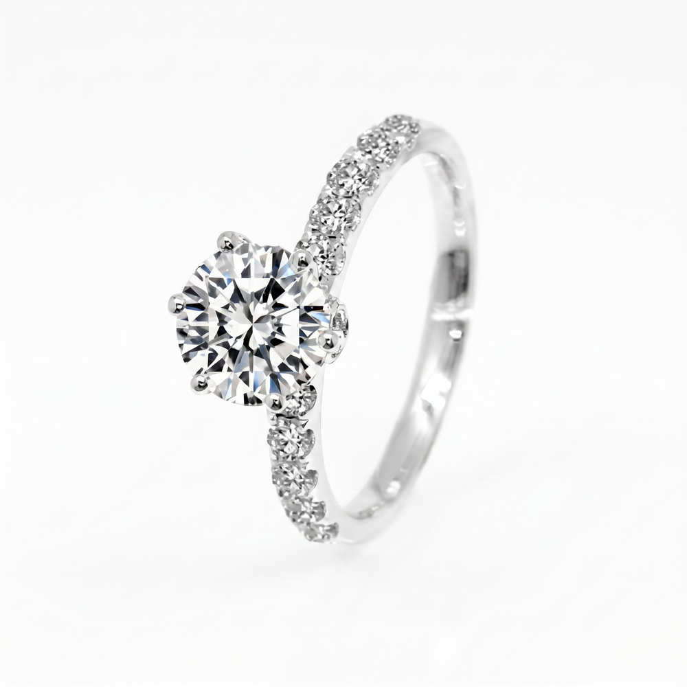 Anillo de Compromiso de Oro Blanco 14k con Diamante de Laboratorio Redondo de 1 ct y Banda Pavé Delgada