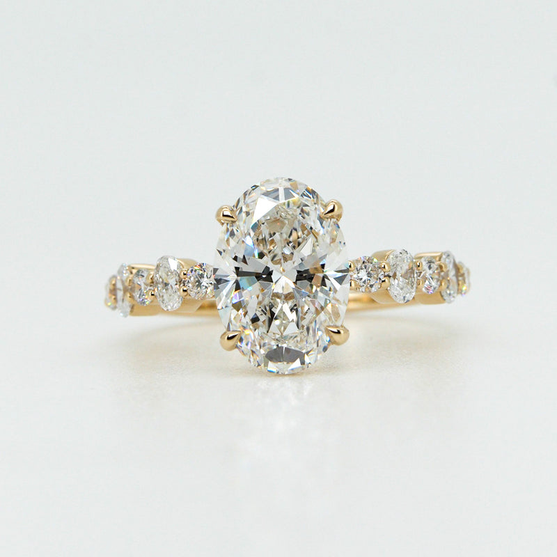 Anillo de Compromiso Oval 2ct con Piedras Laterales - Oro 14K Diamante de Laboratorio