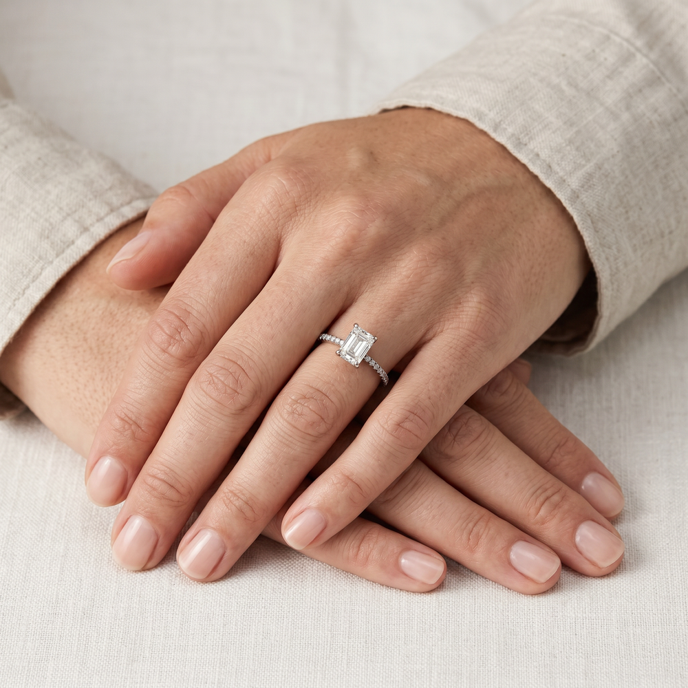 Anillo de Compromiso de Oro Blanco 14k con Diamante de Laboratorio IGI de 1 ct Corte Emerald y Banda Pavé