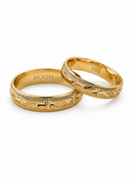 Par de argollas de matrimonio de oro amarillo 10k con estrellas diamantadas y bordes milgrain