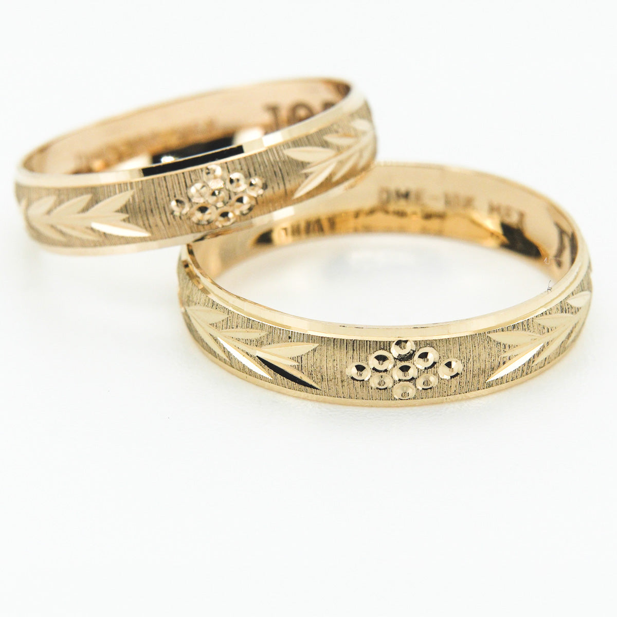 Par de argollas de matrimonio de oro amarillo 10k diseño Abundancia con grabado de hojas y flores