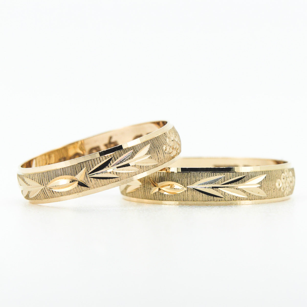Dos argollas de matrimonio de oro amarillo 10k de pie, grabado diamantado de hojas diseño Abundancia