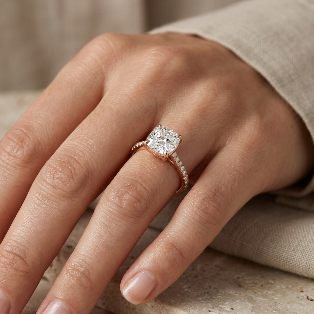 Anillo de Compromiso Pavé de Oro 14k con Diamante Corte Cushón (vista 2)
