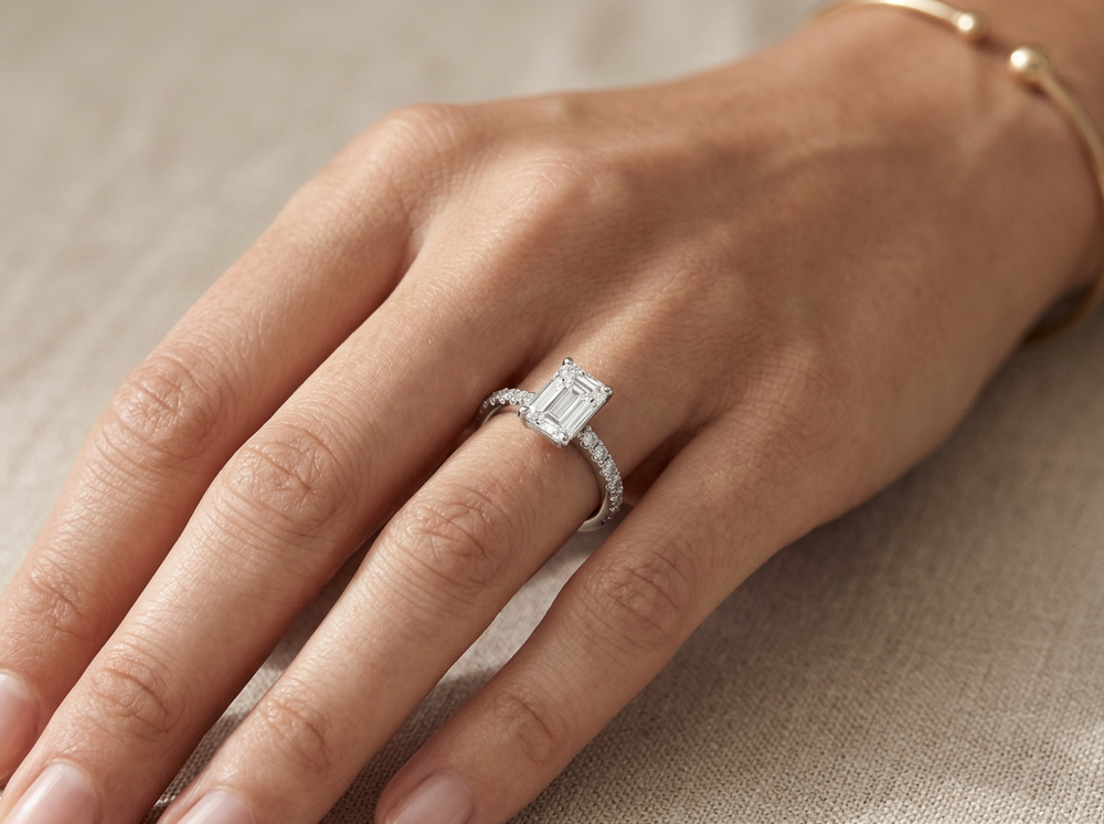 Anillo de Compromiso Pavé de Oro 14k con Diamante Corte Esmeralda