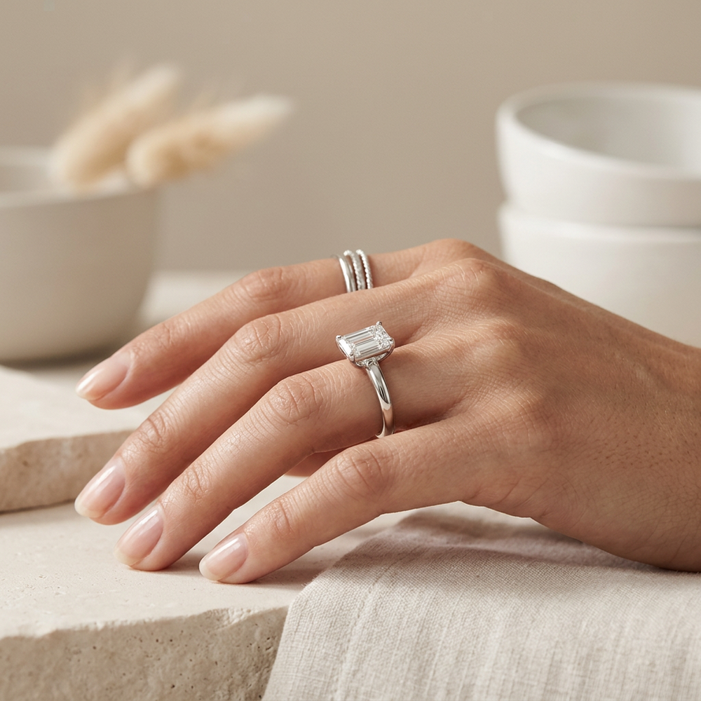 Anillo de Compromiso Solitario de Oro 14k con Diamante Corte Esmeralda