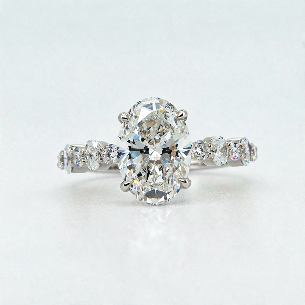 Anillo de Compromiso Oval 2ct con Piedras Laterales - Oro 14K Diamante de Laboratorio