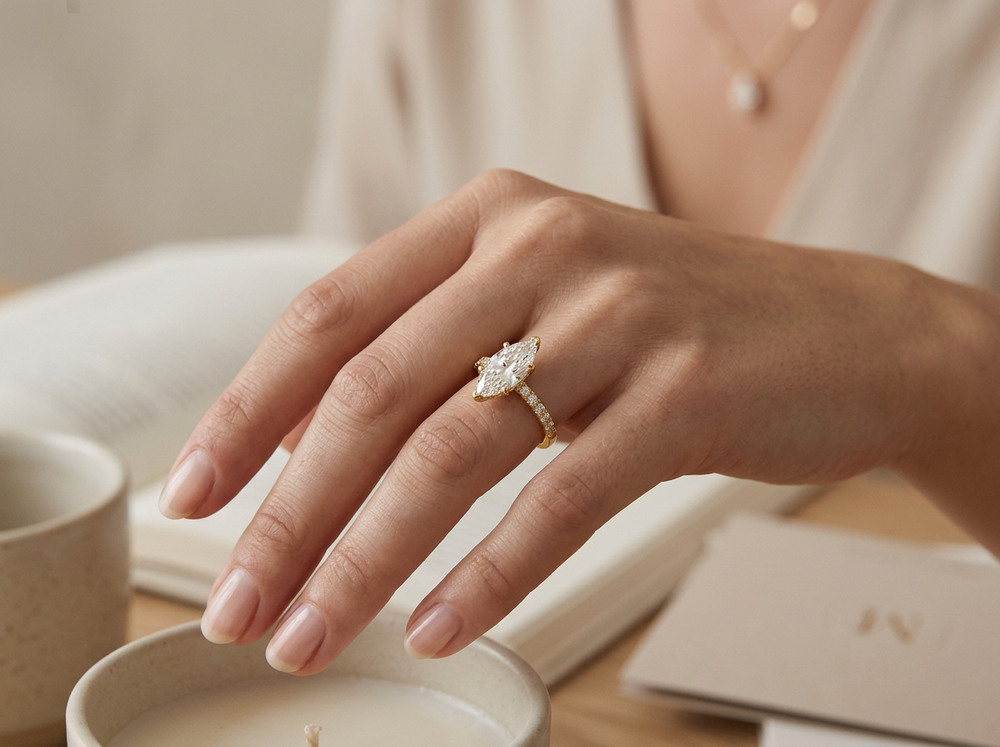 Anillo de Compromiso Pavé de Oro 14k con Diamante Corte Marquise