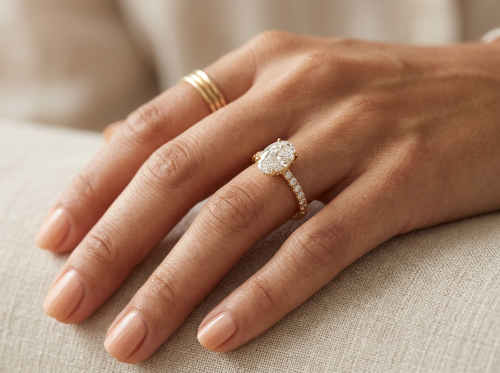 Anillo de Compromiso Pavé de Oro 14k con Diamante Corte Oval