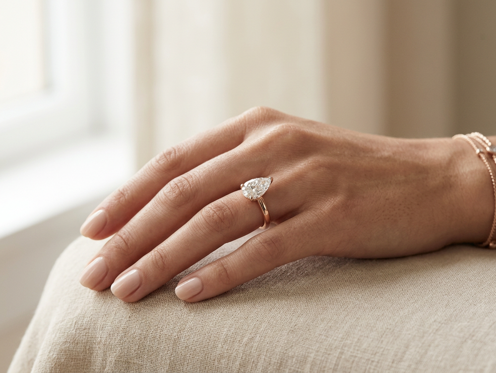Anillo de Compromiso Solitario de Oro 14k con Diamante Corte Pera