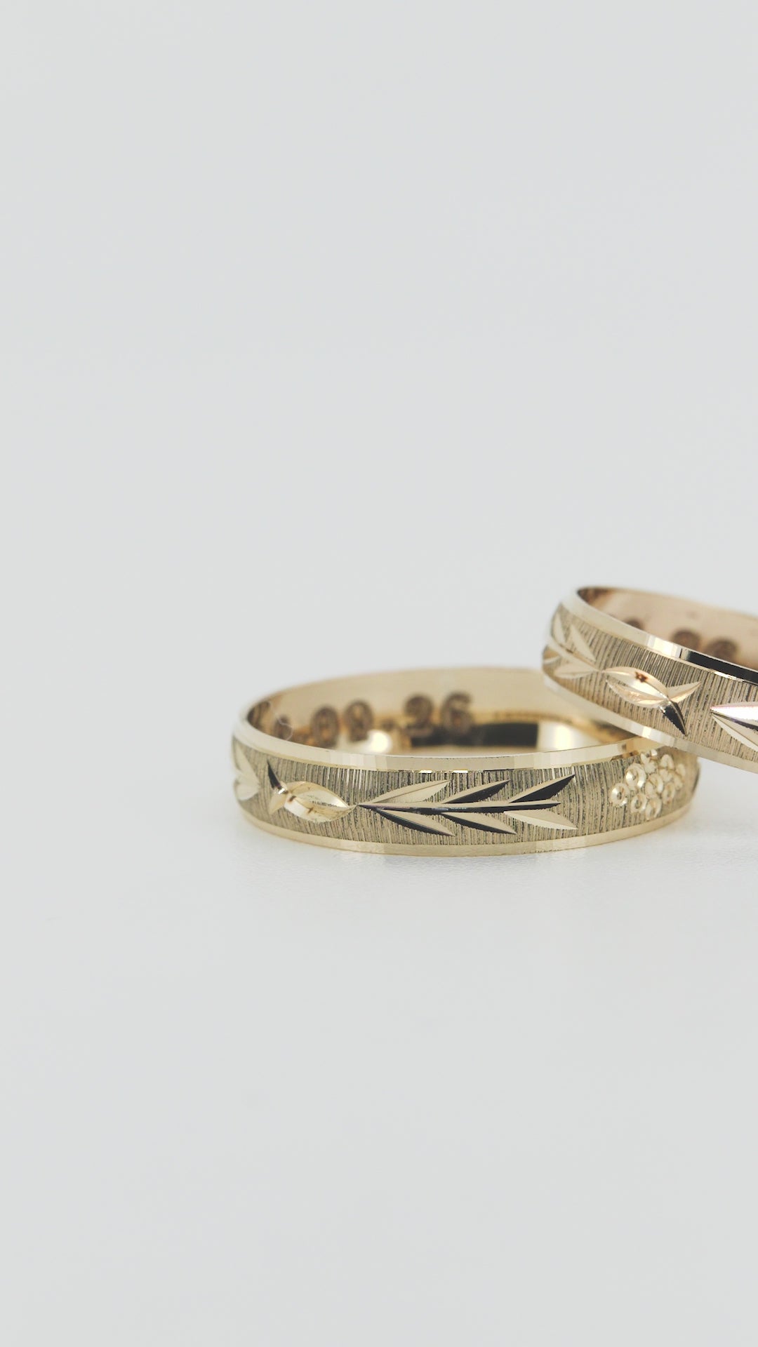 Video de las argollas de matrimonio de oro amarillo 10k diseño Abundancia de MOOM